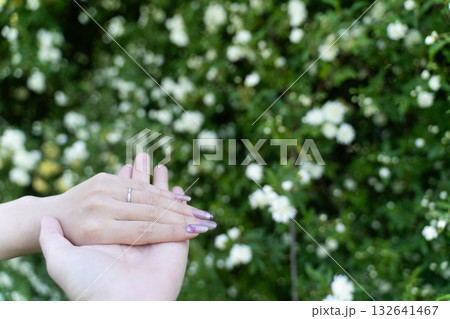 春の花の中で手を重ねるふたり① 春の花の中で手を重ねるふたり① 132641467