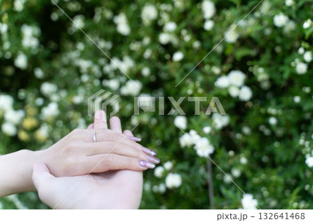 春の花の中で手を重ねるふたり② 132641468