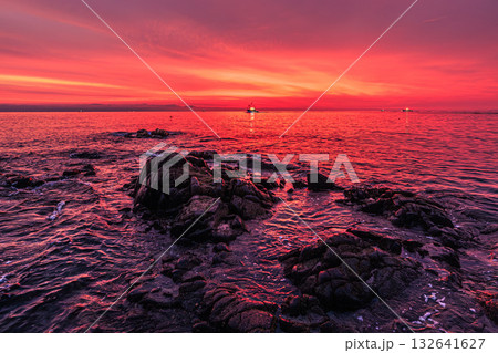 赤く燃える海と漁船のシルエット 132641627