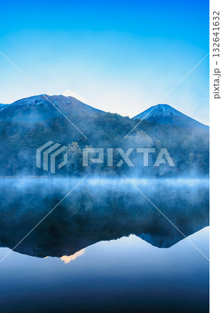 静寂のオンネトーに映る雌阿寒岳と阿寒富士 132641632