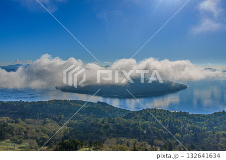 阿寒摩周国立公園・屈斜路湖に流れる朝霧 132641634