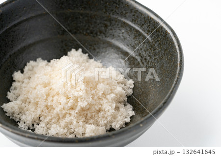 小鉢に入った藻塩のクローズアップ 132641645