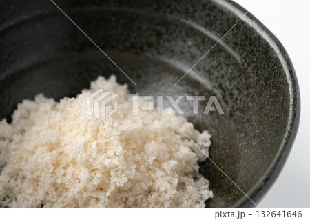 小鉢に入った藻塩のクローズアップ 132641646