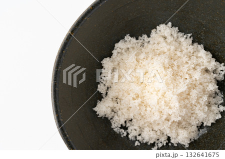 小鉢に入った藻塩のクローズアップ 132641675
