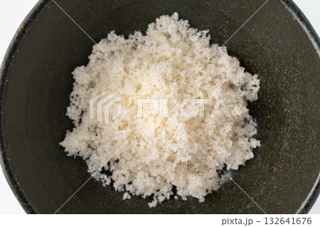 小鉢に入った藻塩のクローズアップ 132641676