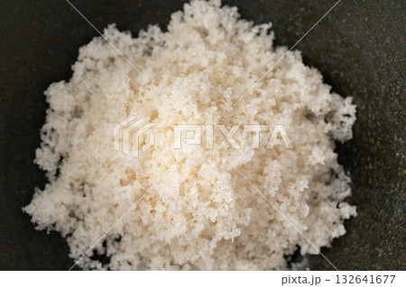 小鉢に入った藻塩のクローズアップ 132641677