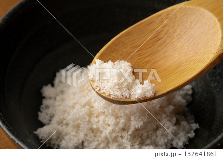 スプーンに載せた藻塩のクローズアップ 132641861