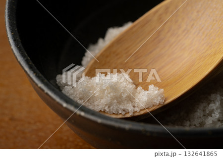 スプーンに載せた藻塩のクローズアップ 132641865