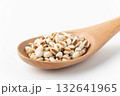 白背景にスプーンに載せたはと麦のクローズアップ 132641965