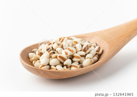 白背景にスプーンに載せたはと麦のクローズアップ 白背景にスプーンに載せたはと麦のクローズアップ 132641965