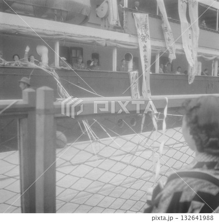 古写真　1939年　日中戦争中の日本　船で出征する日本軍を見送る風景 132641988