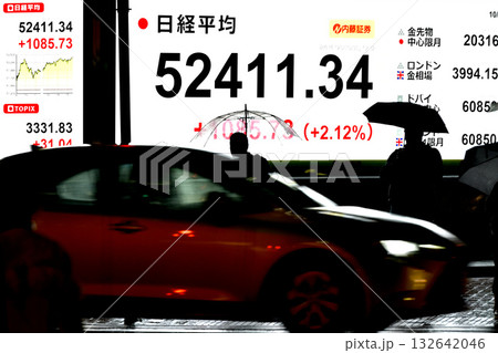 日本の東京都市景観初5万2000円突破・5万2411円34銭株価/終値。TOPIXも最高値更新 日本の東京都市景観初5万2000円突破・5万2411円34銭株価/終値。TOPIXも最高値更新 132642046