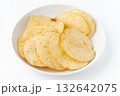 白背景にお皿に載せたポテトチップス 132642075