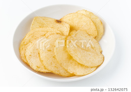 白背景にお皿に載せたポテトチップス 132642075
