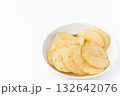 白背景にお皿に載せたポテトチップス 132642076
