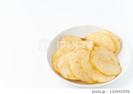 白背景にお皿に載せたポテトチップス 白背景にお皿に載せたポテトチップス 132642076
