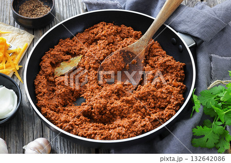 slow cooked spicy beef ragu, cincinnati chili slow cooked spicy beef ragu, cincinnati chili 132642086