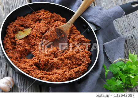slow cooked spicy beef ragu, cincinnati chili slow cooked spicy beef ragu, cincinnati chili 132642087