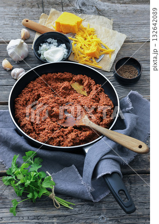 slow cooked spicy beef ragu, cincinnati chili slow cooked spicy beef ragu, cincinnati chili 132642089