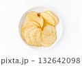 白背景にお皿に載せたポテトチップス 132642098