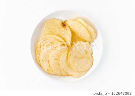 白背景にお皿に載せたポテトチップス 132642098