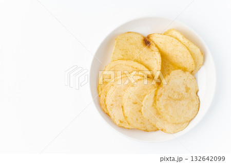 白背景にお皿に載せたポテトチップス 132642099