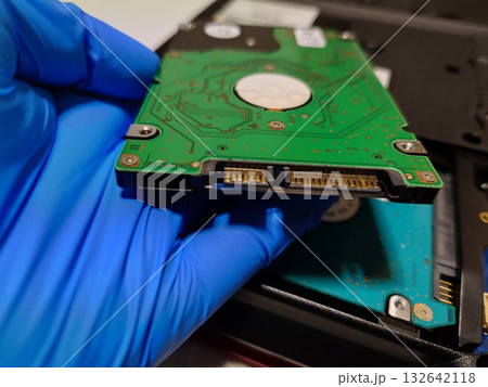 ノートパソコンに搭載されている2.5インチHDD（ハードディスク） 132642118