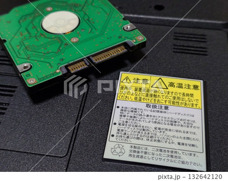 ノートパソコンの底に貼られてる「高温注意」のシールとHDD ノートパソコンの底に貼られてる「高温注意」のシールとHDD 132642120
