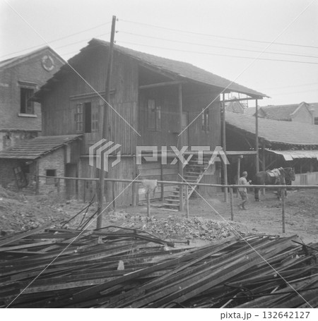 古写真 1939年 日中戦争中の中華民国 漢口市(現在の武漢市)の日本軍の厩舎 古写真 1939年 日中戦争中の中華民国 漢口市(現在の武漢市)の日本軍の厩舎 132642127