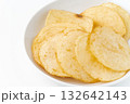 お皿に載せたポテトチップスのクローズアップ 132642143