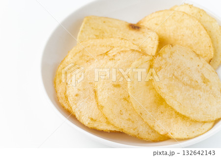 お皿に載せたポテトチップスのクローズアップ 132642143