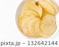 お皿に載せたポテトチップスのクローズアップ 132642144