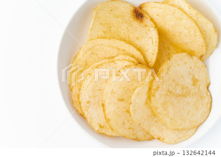 お皿に載せたポテトチップスのクローズアップ 132642144
