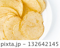 お皿に載せたポテトチップスのクローズアップ 132642145