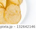 お皿に載せたポテトチップスのクローズアップ 132642146