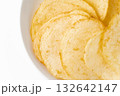 お皿に載せたポテトチップスのクローズアップ 132642147