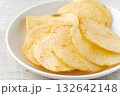 お皿に載せたポテトチップスのクローズアップ 132642148