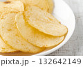 お皿に載せたポテトチップスのクローズアップ 132642149