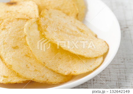 お皿に載せたポテトチップスのクローズアップ お皿に載せたポテトチップスのクローズアップ 132642149