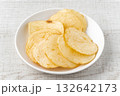 お皿に載せたポテトチップス 132642173