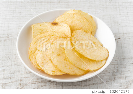 お皿に載せたポテトチップス お皿に載せたポテトチップス 132642173