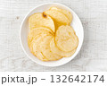 お皿に載せたポテトチップス 132642174