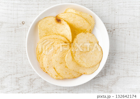 お皿に載せたポテトチップス お皿に載せたポテトチップス 132642174