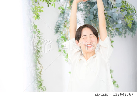 日向でストレッチをする日本人女性 日向でストレッチをする日本人女性 132642367