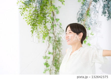 日向でストレッチをする日本人女性 日向でストレッチをする日本人女性 132642375