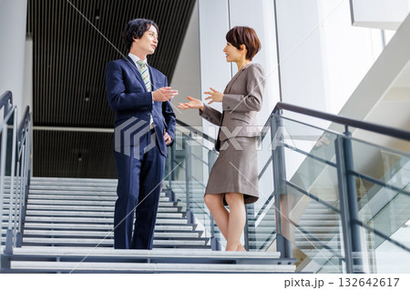階段で話すビジネスパーソン 階段で話すビジネスパーソン 132642617