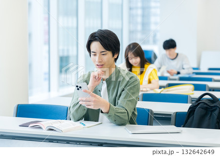 教室でスマホを見る大学生 教室でスマホを見る大学生 132642649