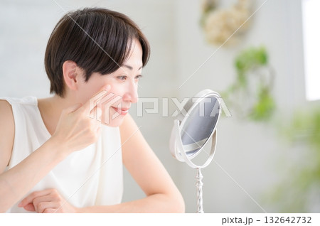 日本人女性のビューティーイメージ 132642732