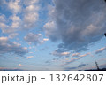 夕方の秋空 132642807