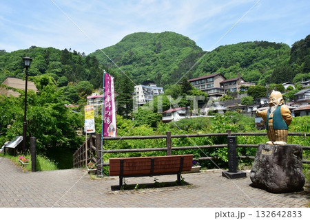 日光市川治温泉　男鹿橋付近のかわじいと町並み 132642833
